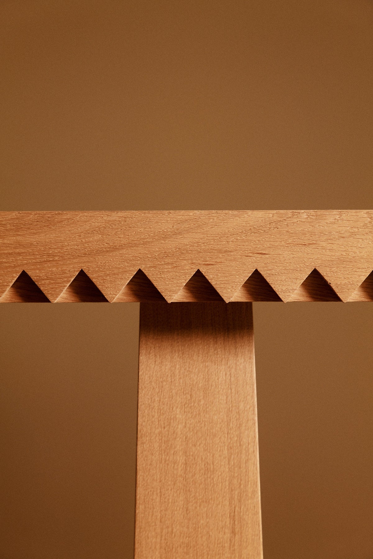 Baga oak console table, close view of the triangular teeth