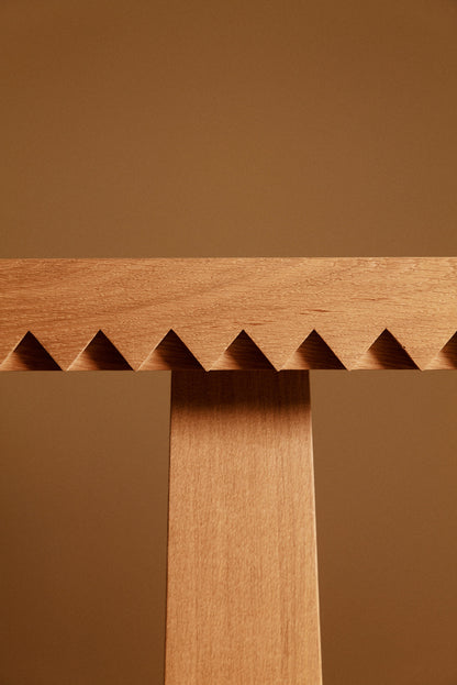 Baga oak console table, close view of the triangular teeth