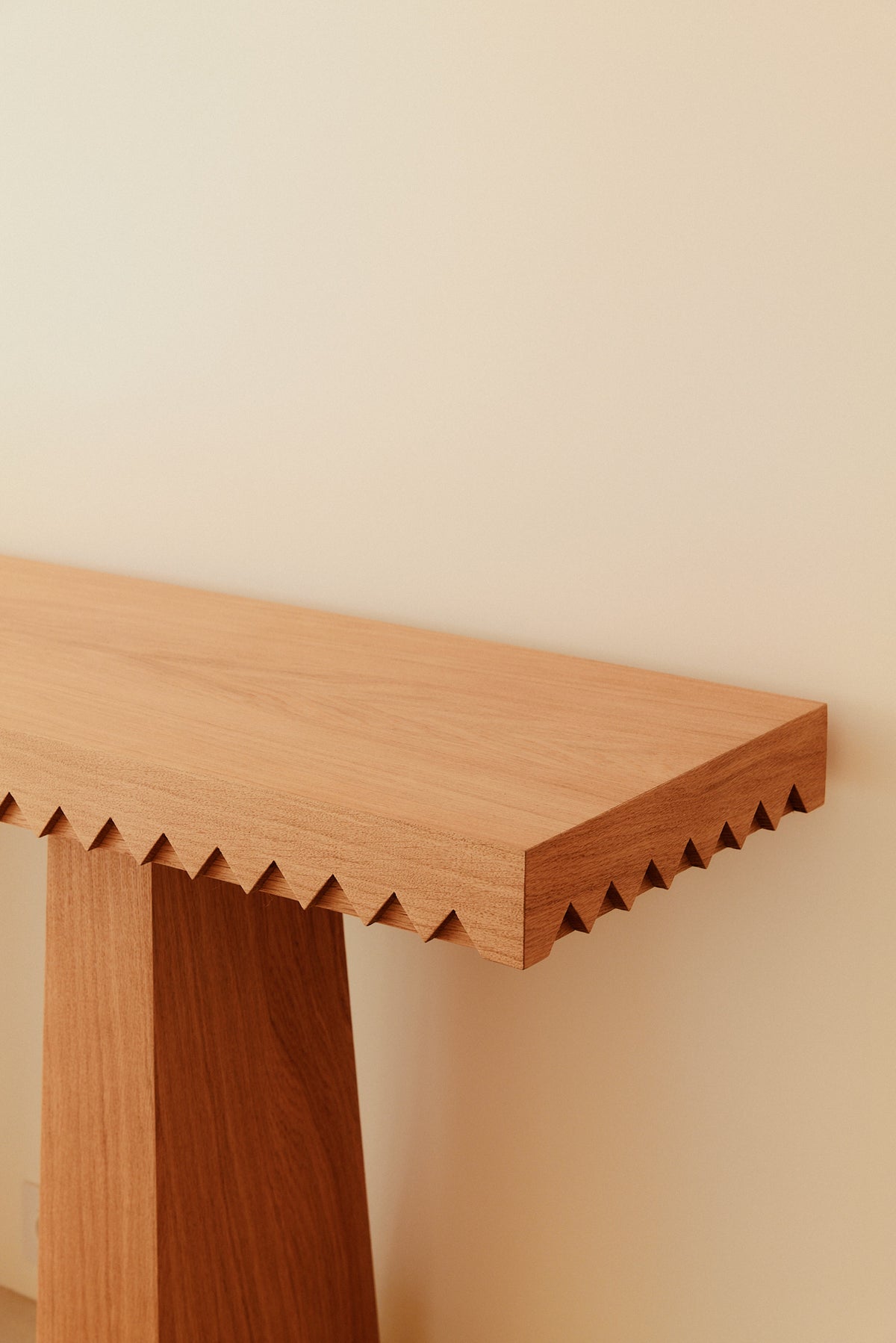 Baga oak console table, close view of the top corner and a leg