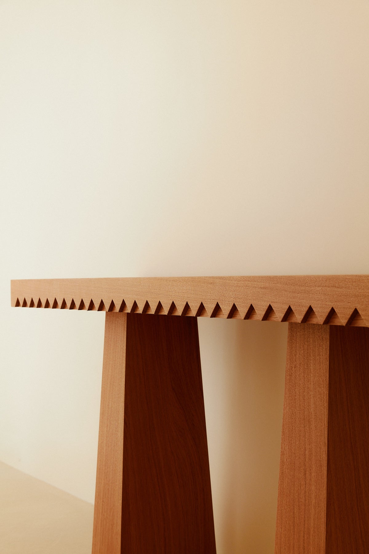 Baga oak console table, view of both legs under the toothed edge