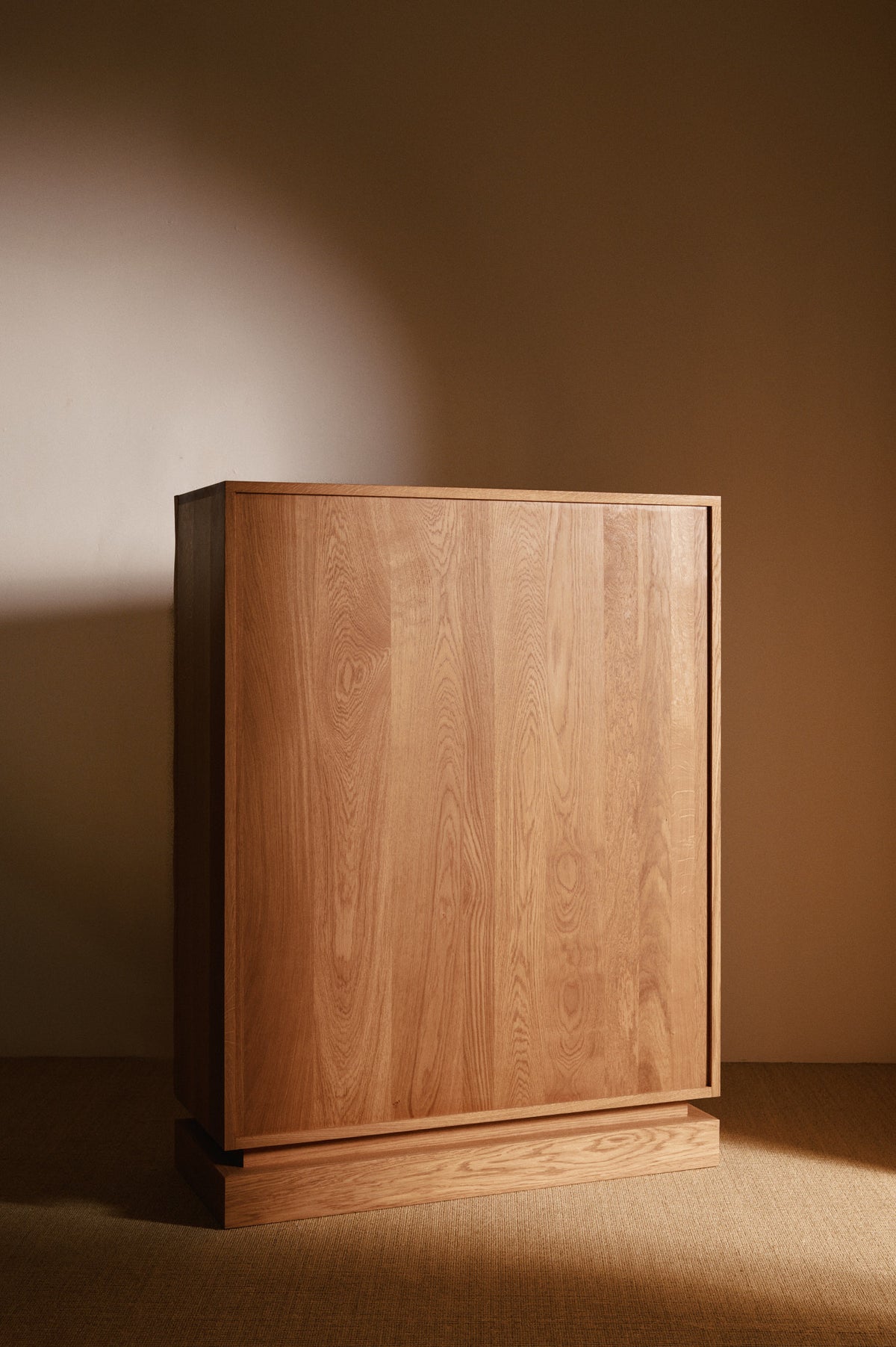 Cabinet 01 in solid oak, view of the plain oak back