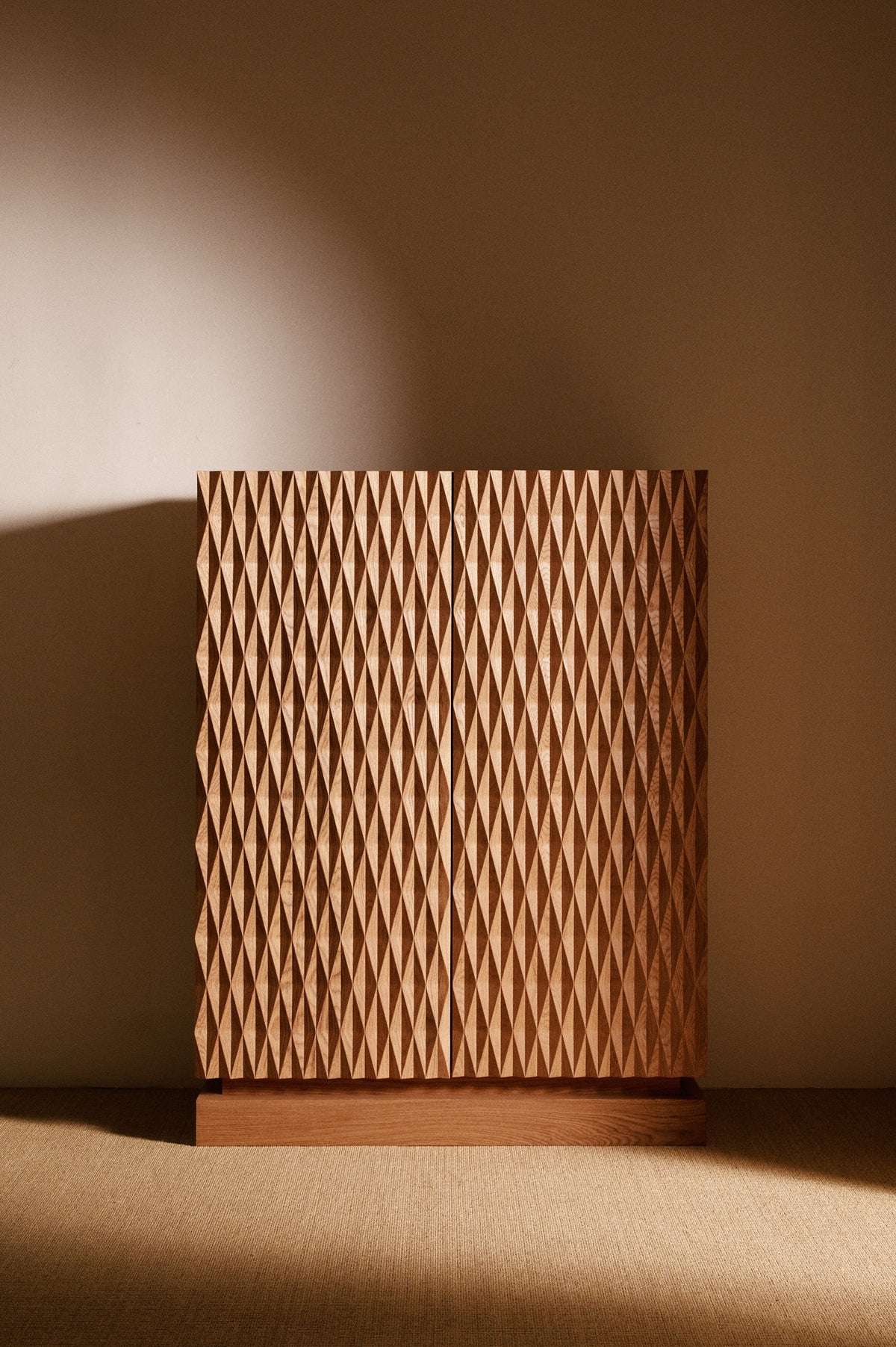 Cabinet 01 in solid oak, closer front view of the doors