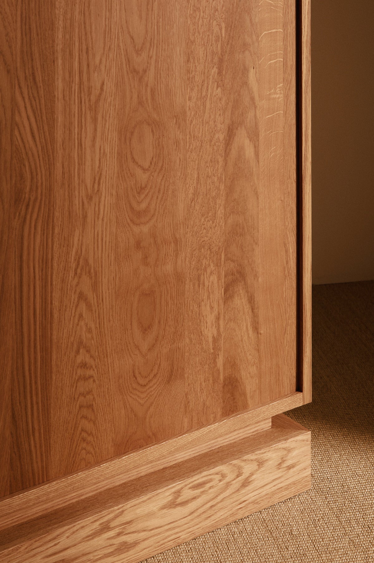 Cabinet 01 in solid oak, close view of the oak side and plinth