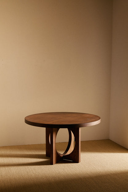 Moon Ronde round dining table in solid oiled oak, distant view of the table in the room
