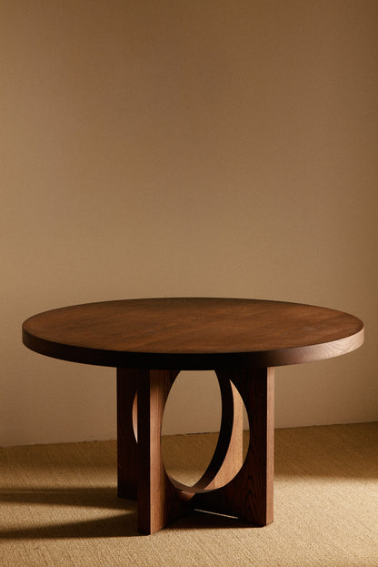 Moon Ronde round dining table in solid oiled oak, low front view of the legs and top