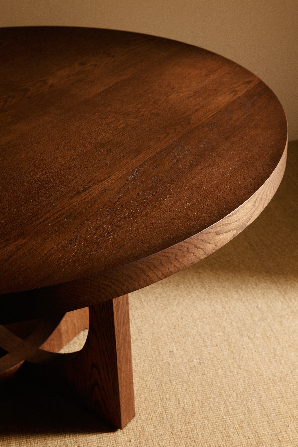 Moon Ronde round dining table in solid oiled oak, close view of the round top and its edge