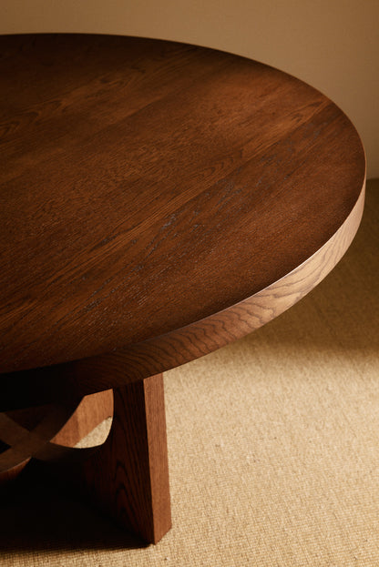 Moon Ronde round dining table in solid oiled oak, close view of the round top and its edge