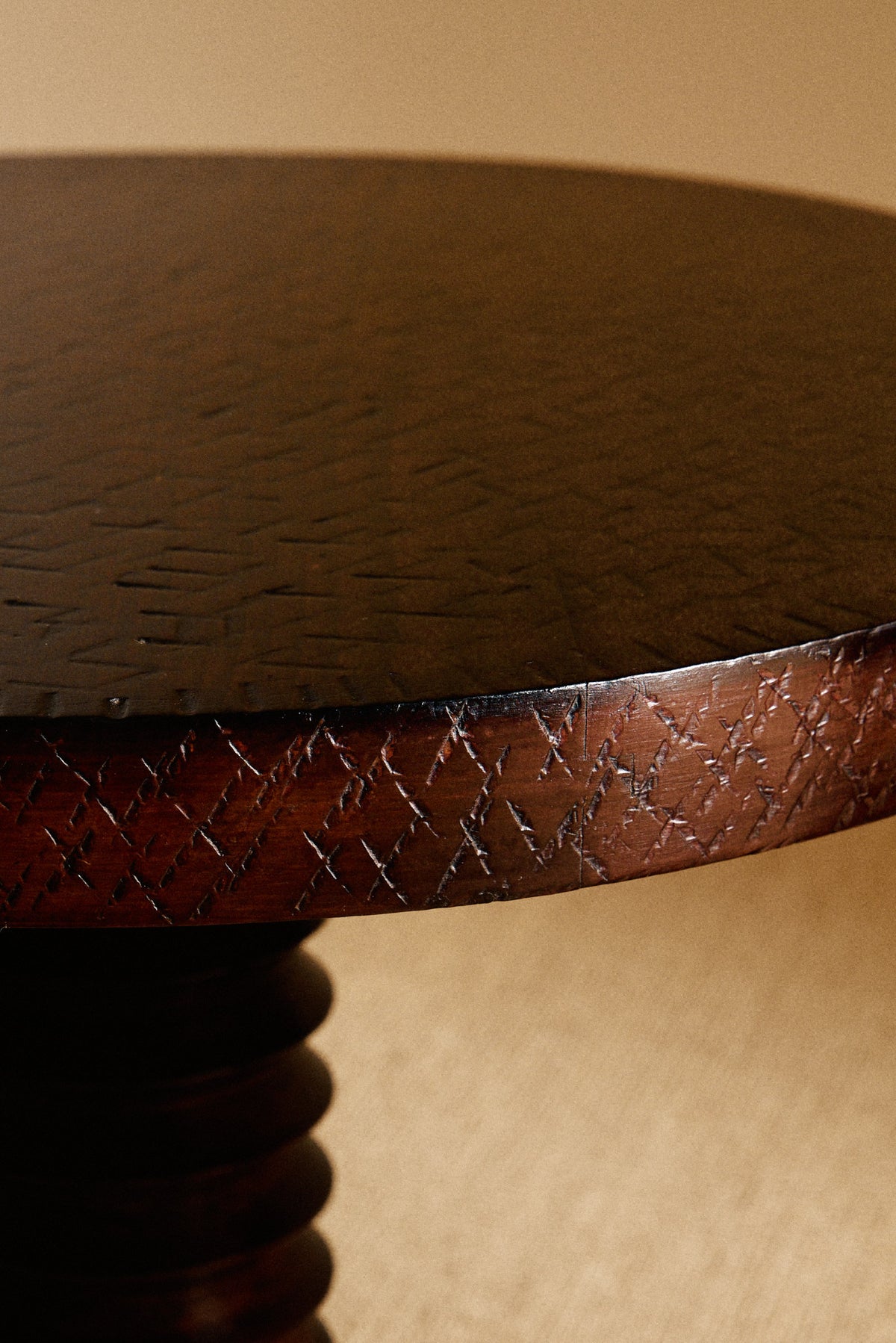 Charles Dudouyt patinated solid oak side table, close view of the top edge and its hatched pattern
