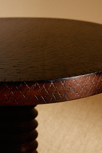 Charles Dudouyt patinated solid oak side table, close view of the top edge and its hatched pattern