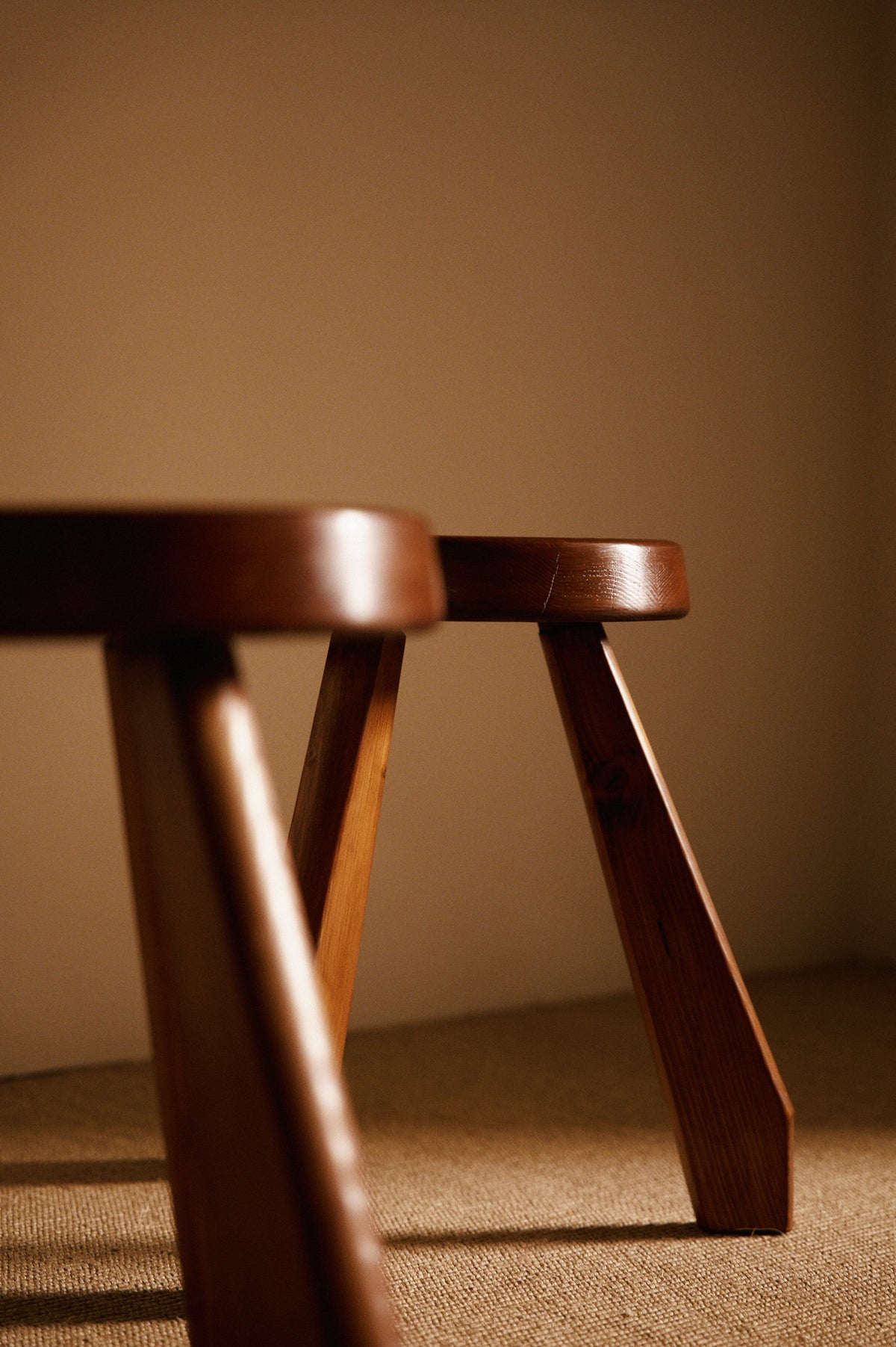Charlotte Perriand pine Sandoz stools, close view of the angled legs
