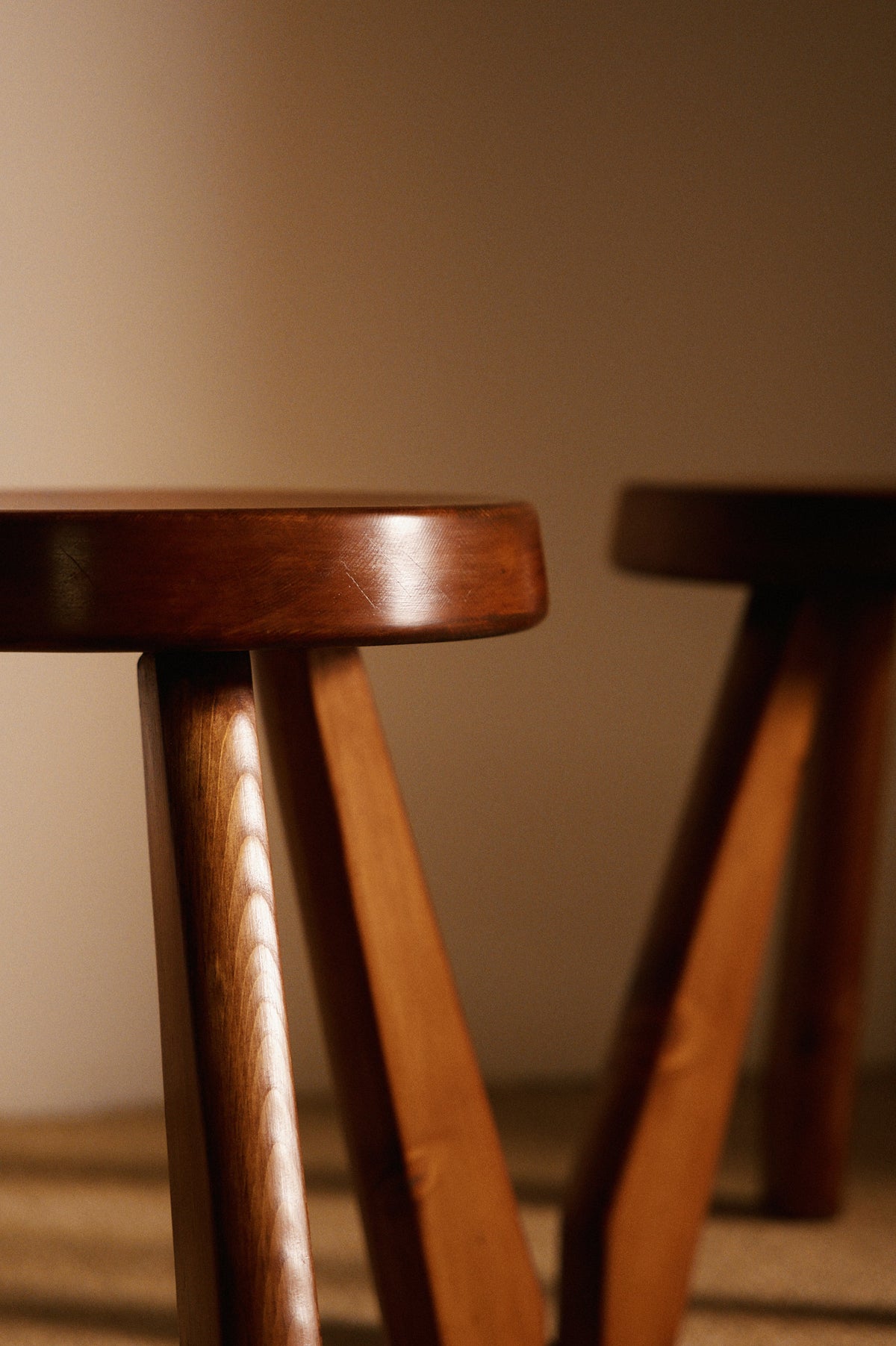 Charlotte Perriand pine Sandoz stools, close view of a seat edge and leg