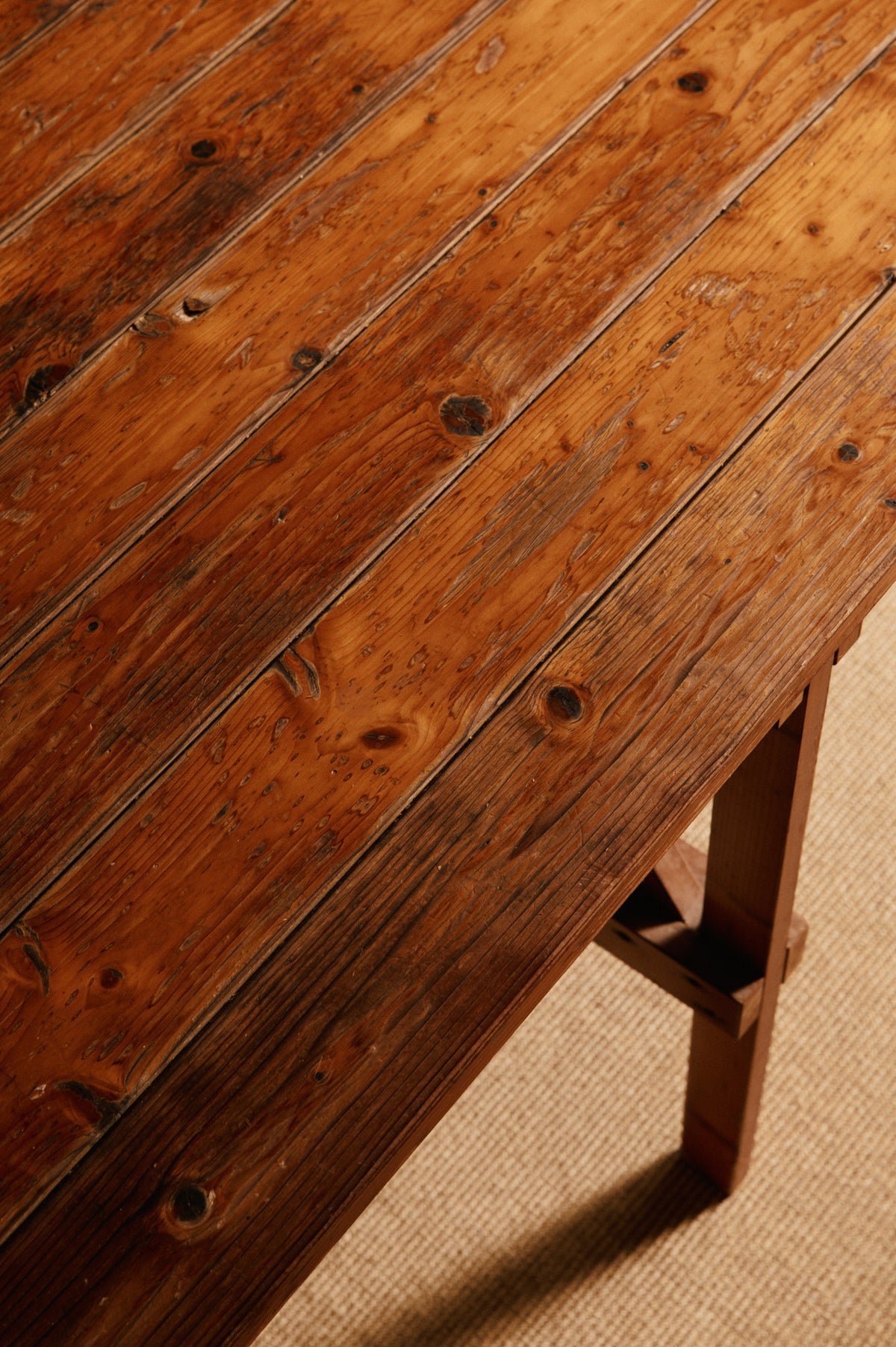 Enzo Mari natural pine Autoprogettazione dining table, close view of the pine boards, knots and grain