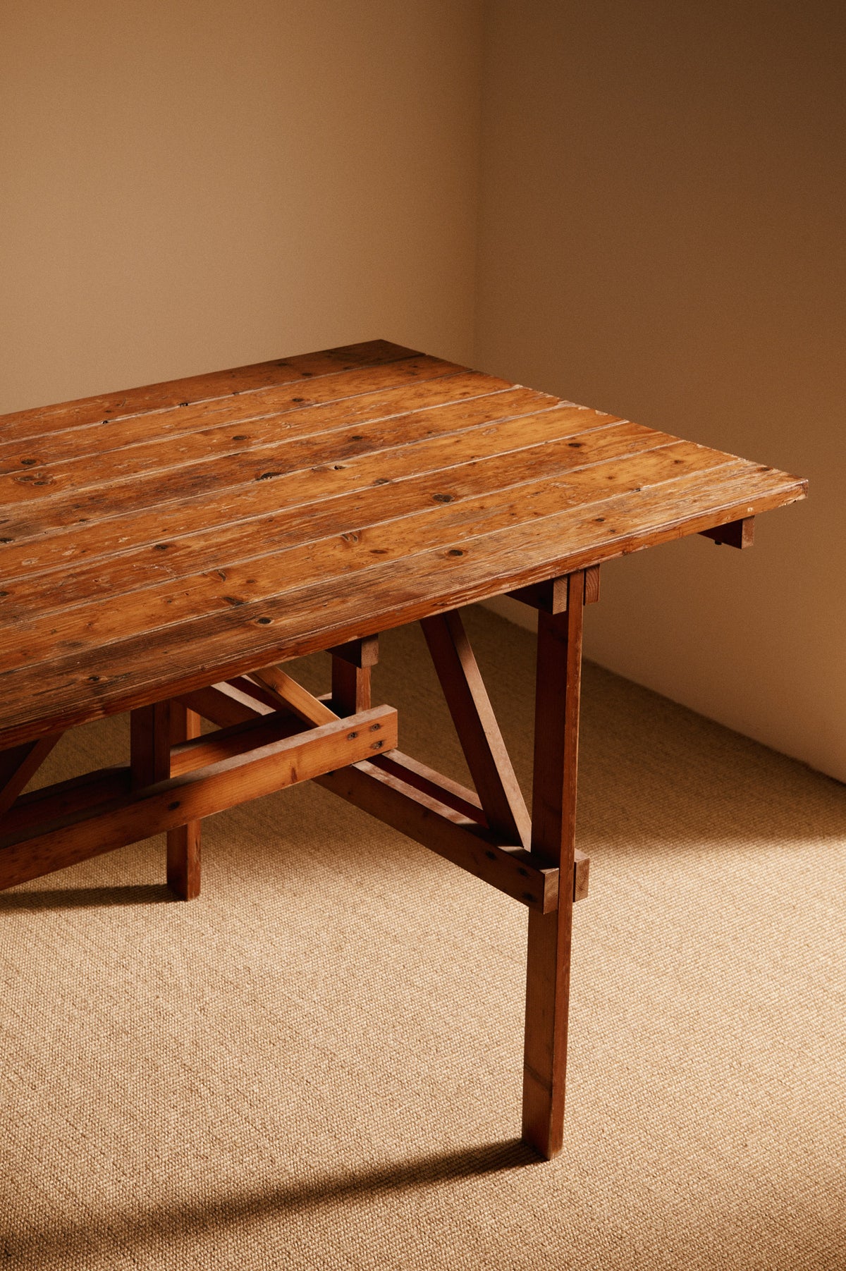 Enzo Mari natural pine Autoprogettazione dining table, nearer view of a corner and leg