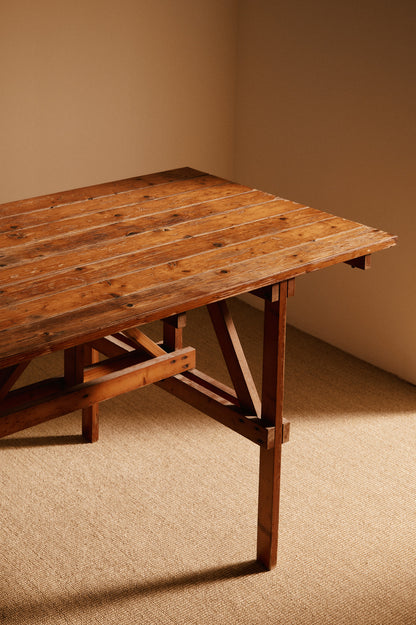 Enzo Mari natural pine Autoprogettazione dining table, nearer view of a corner and leg