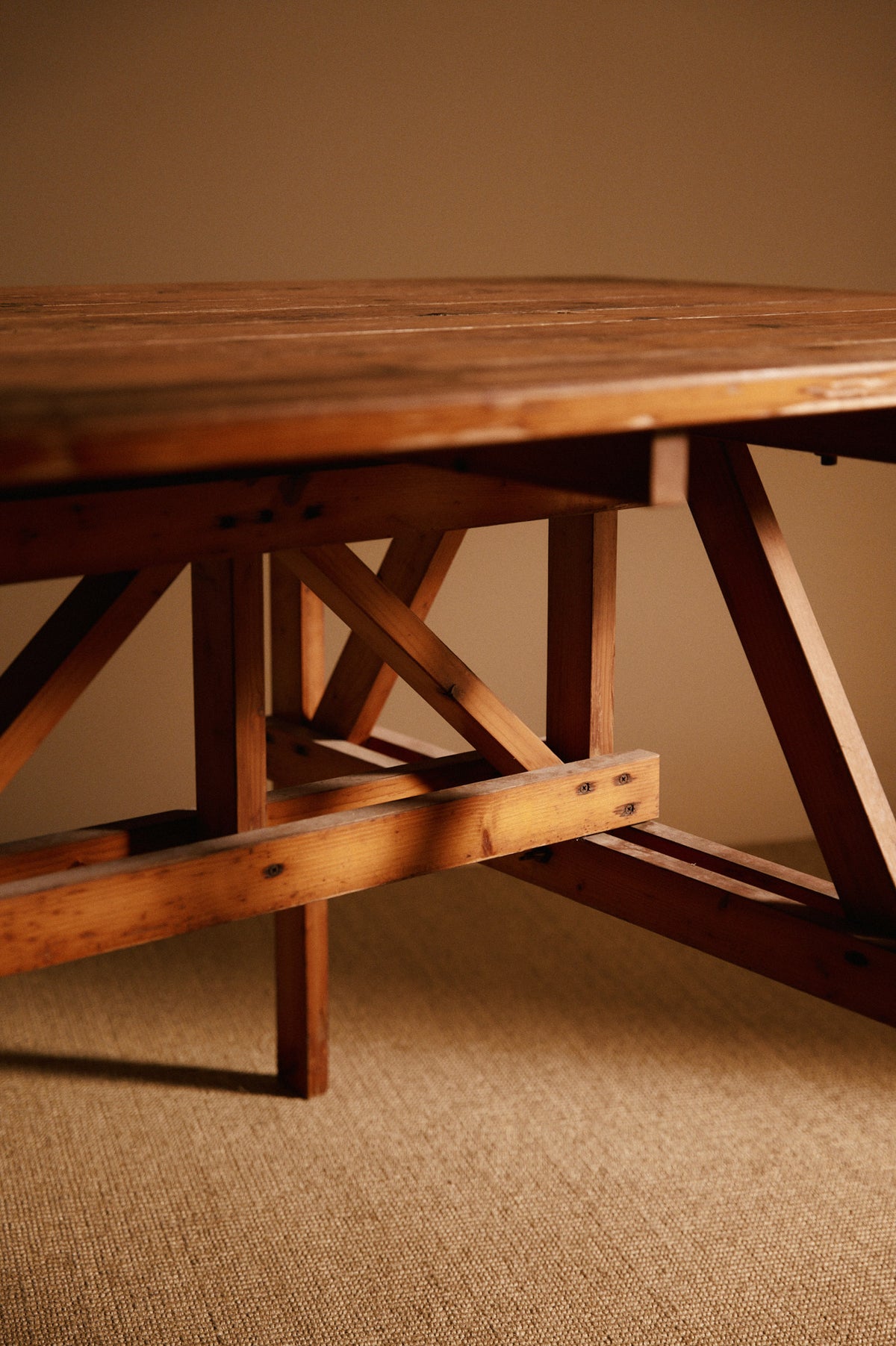 Enzo Mari natural pine Autoprogettazione dining table, close view of the angled struts under the top