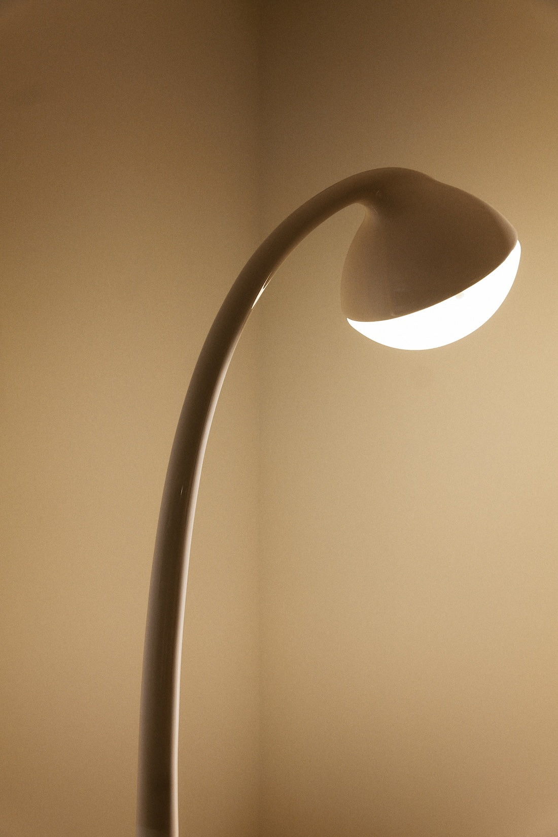 Fabio Lenci Lampione floor lamp, close view of the shade lit from beneath