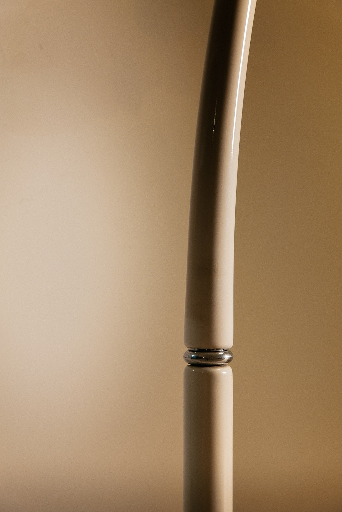 Fabio Lenci Lampione floor lamp, close view of the stem and its metal ring