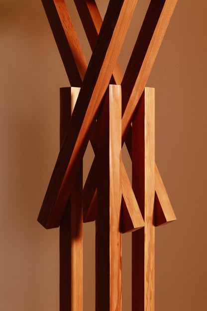 Frank Gehry patinated pine floor lamp, close view of the crossed struts above the central column