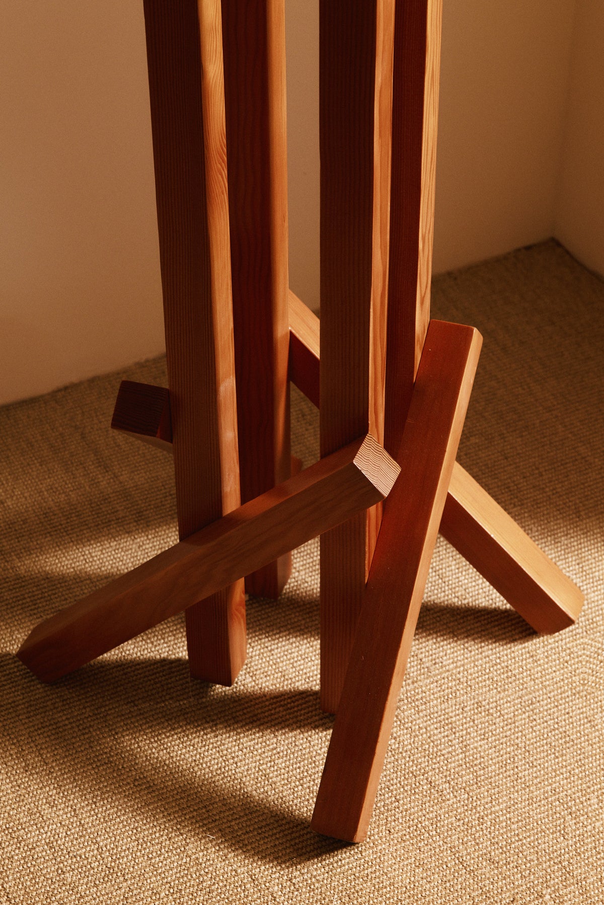 Frank Gehry patinated pine floor lamp, close view of the splayed foot on the carpet