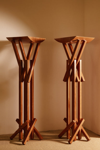 Frank Gehry patinated pine floor lamp, two lamps seen from the front