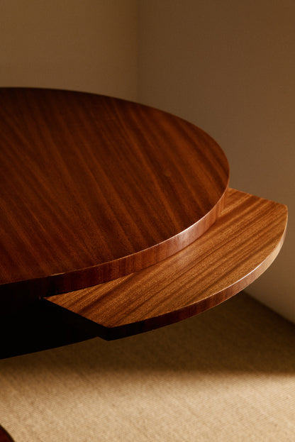 French Art Deco brass and rosewood desk, close-up of the curved top edge