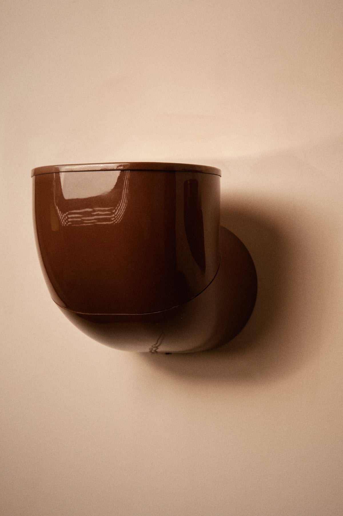 Gae Aulenti Gomito sconces, close view of the cup, elbow and wall plate