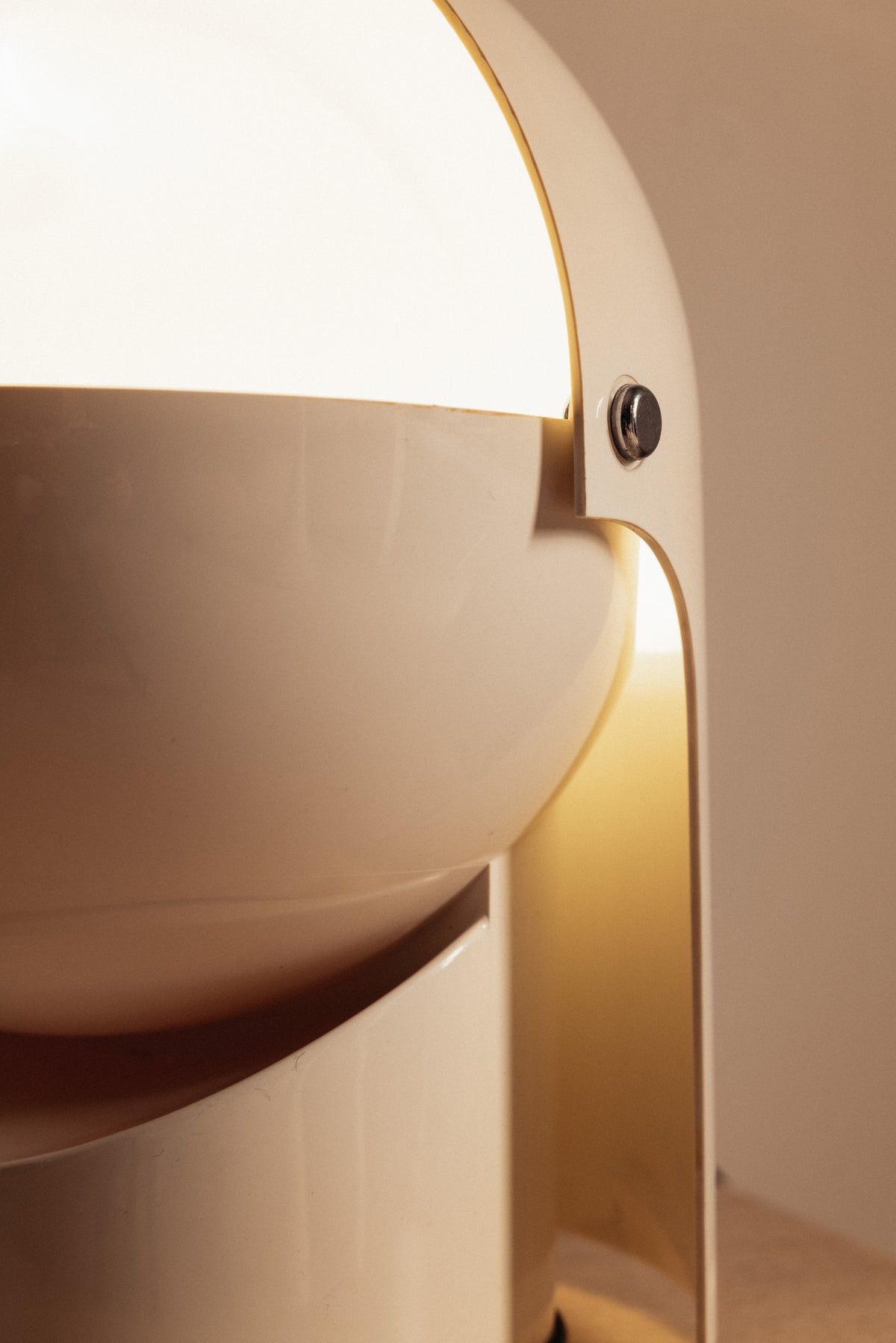 Gae Aulenti molded ABS Mezzo Pileo table lamp, close view of the globe and hinge inside the hood