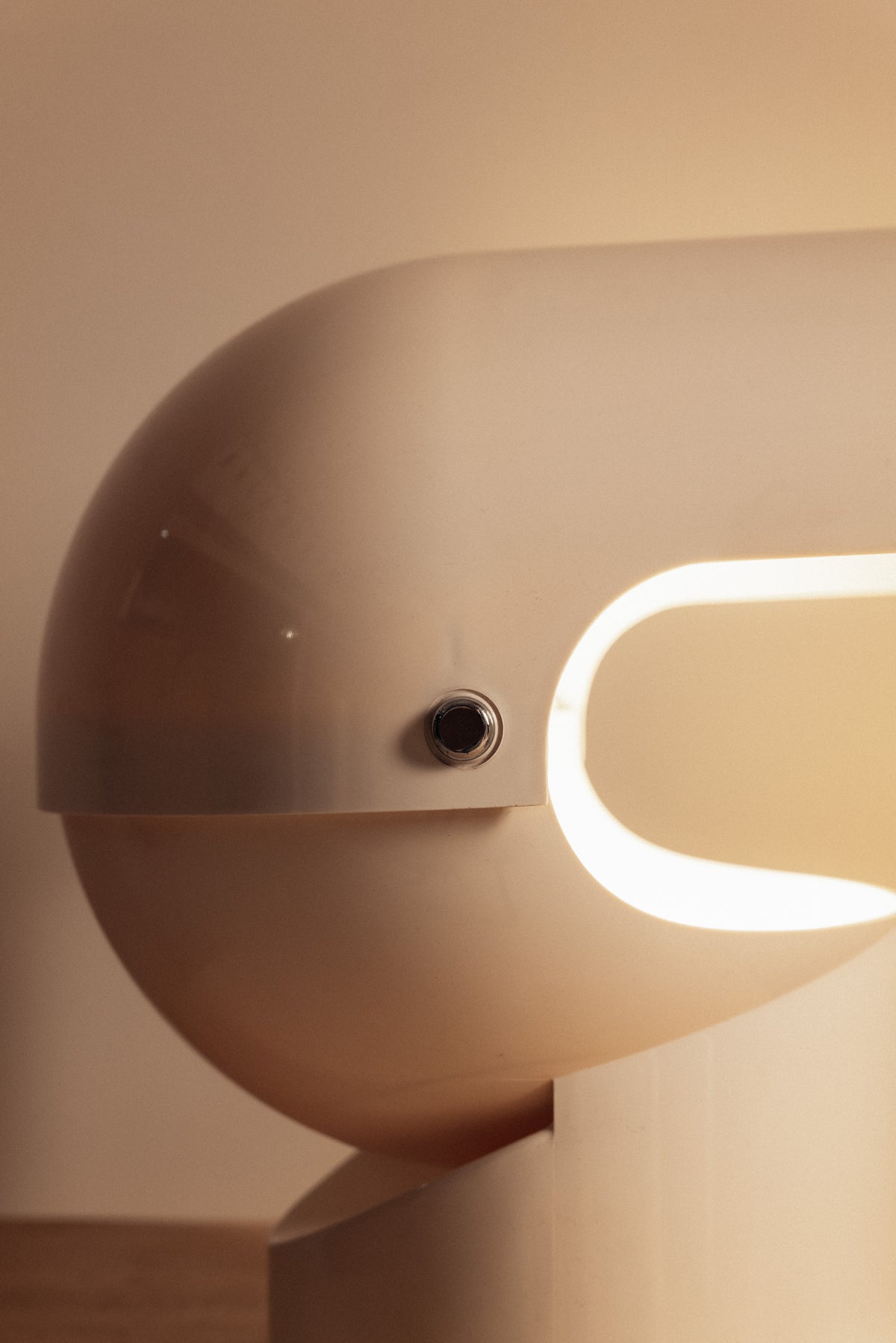 Gae Aulenti molded ABS Mezzo Pileo table lamp, close view of the hinge screw on the hood