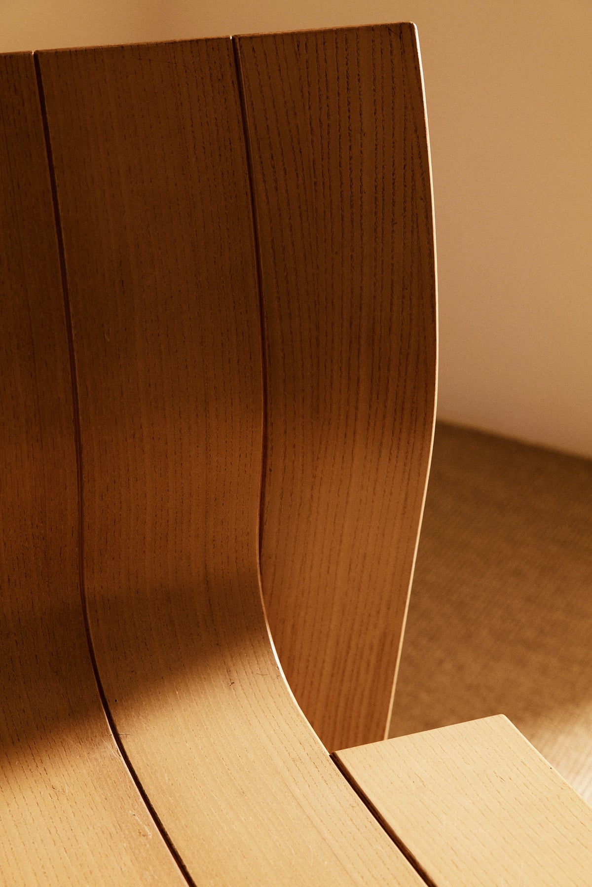 Set of 6 Gijs Bakker blonde pine chairs, close-up of the back strips curving into the seat