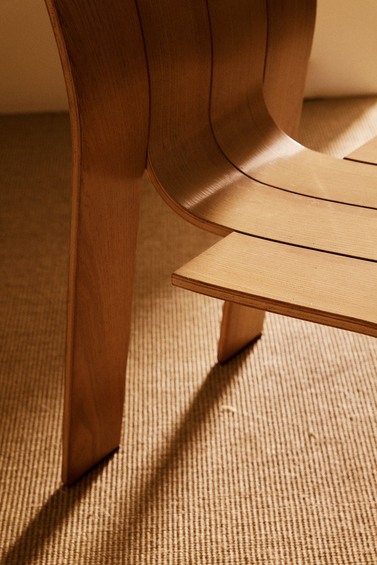 Set of 6 Gijs Bakker blonde pine chairs, close-up of the seat and back curve