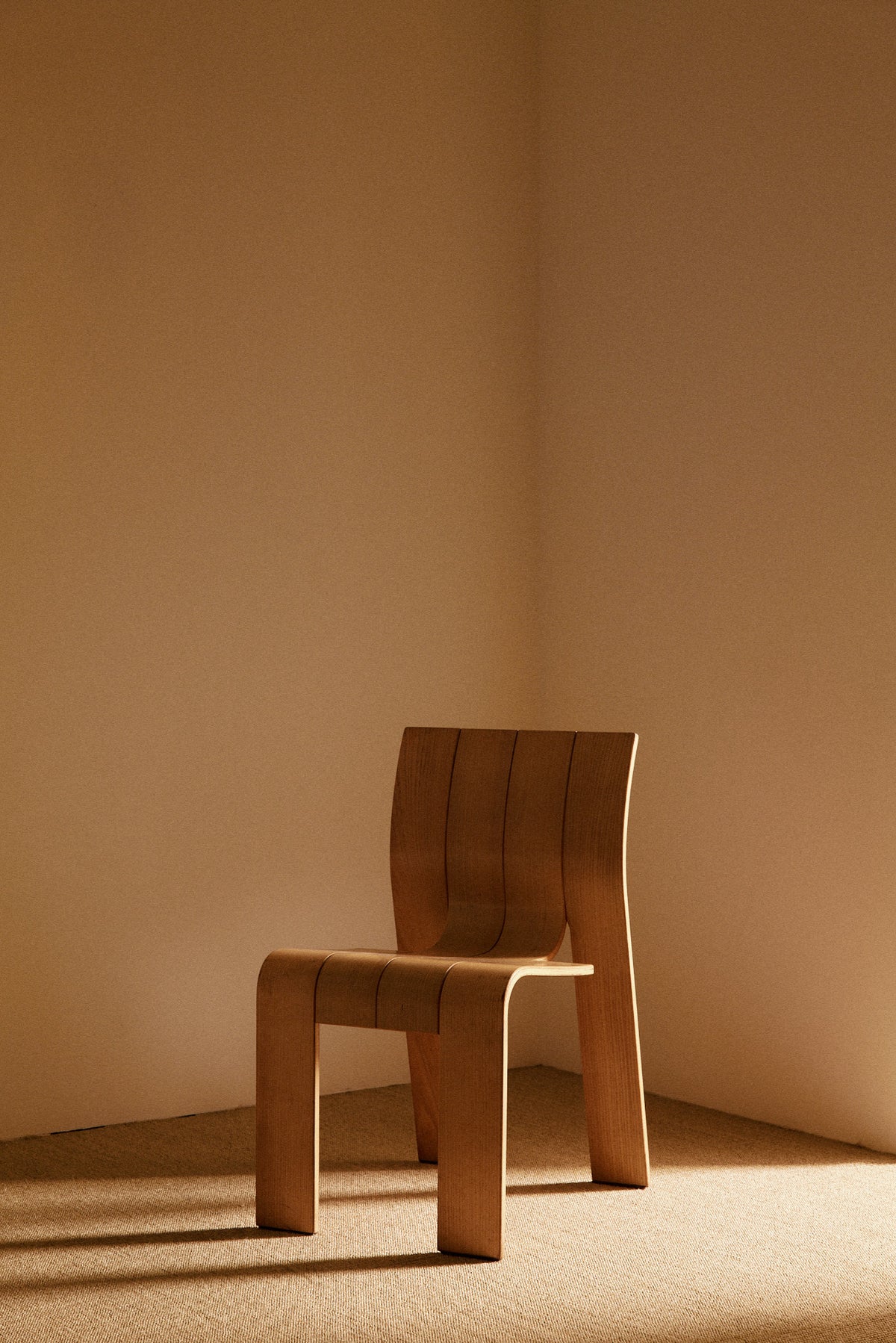 Set of 6 Gijs Bakker blonde pine chairs, single chair in the corner, angled front view
