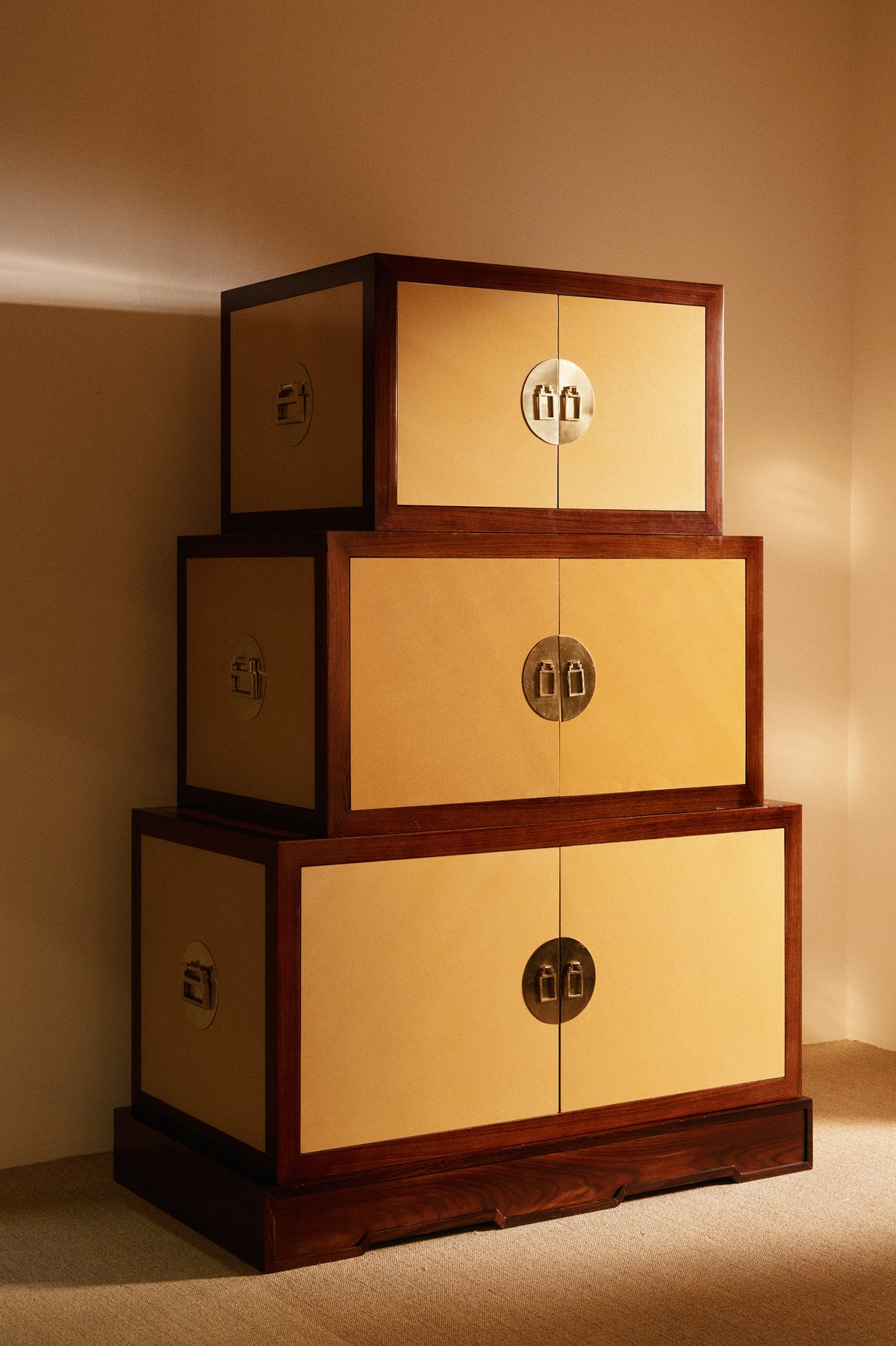 Giovanni Patrini rosewood and lacquered wood cabinet, angled view of the three stepped boxes