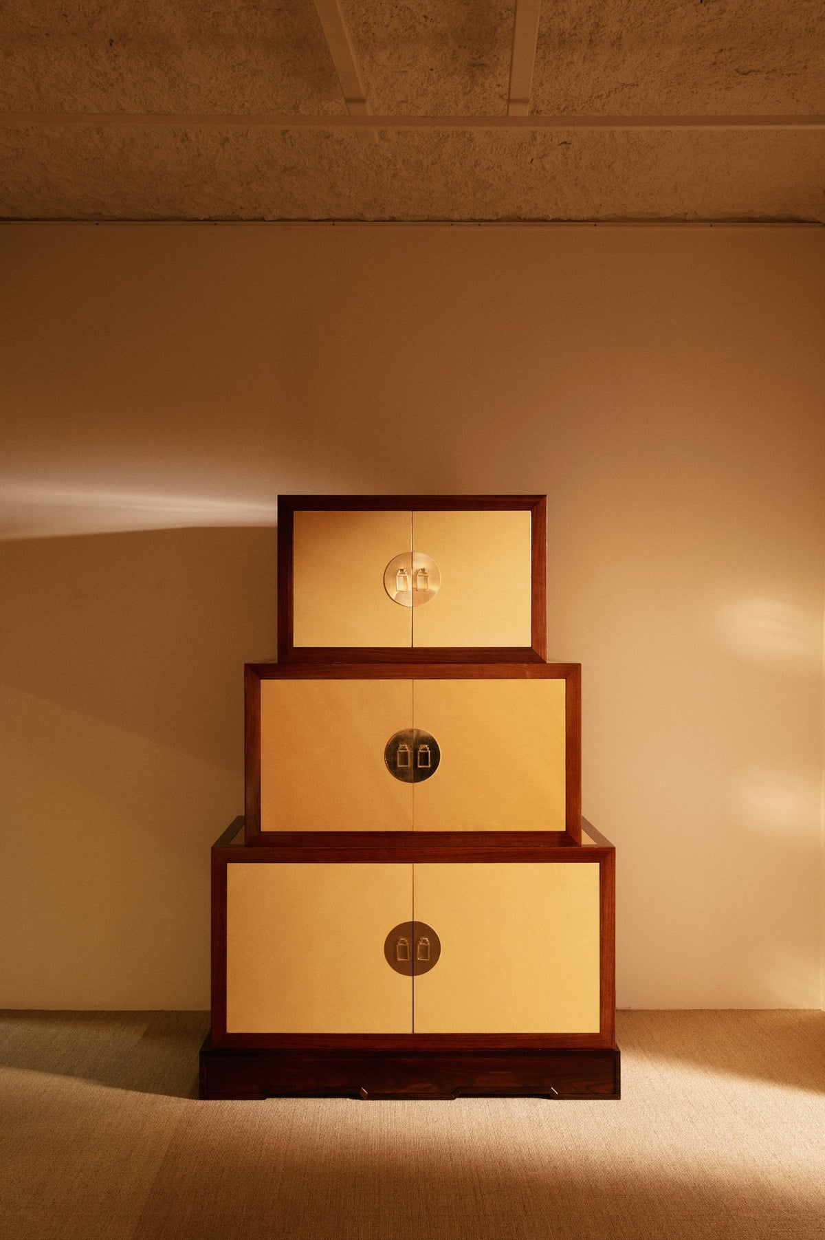Giovanni Patrini rosewood and lacquered wood cabinet, wide front view in the room