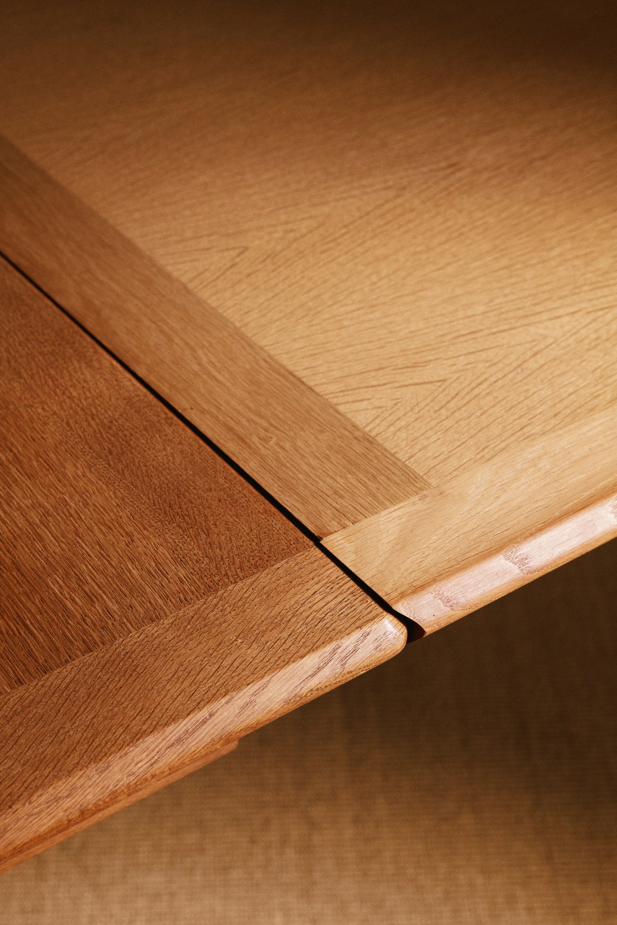 Guillerme et Chambron solid oak extendable dining table, close-up of the extension leaf joint
