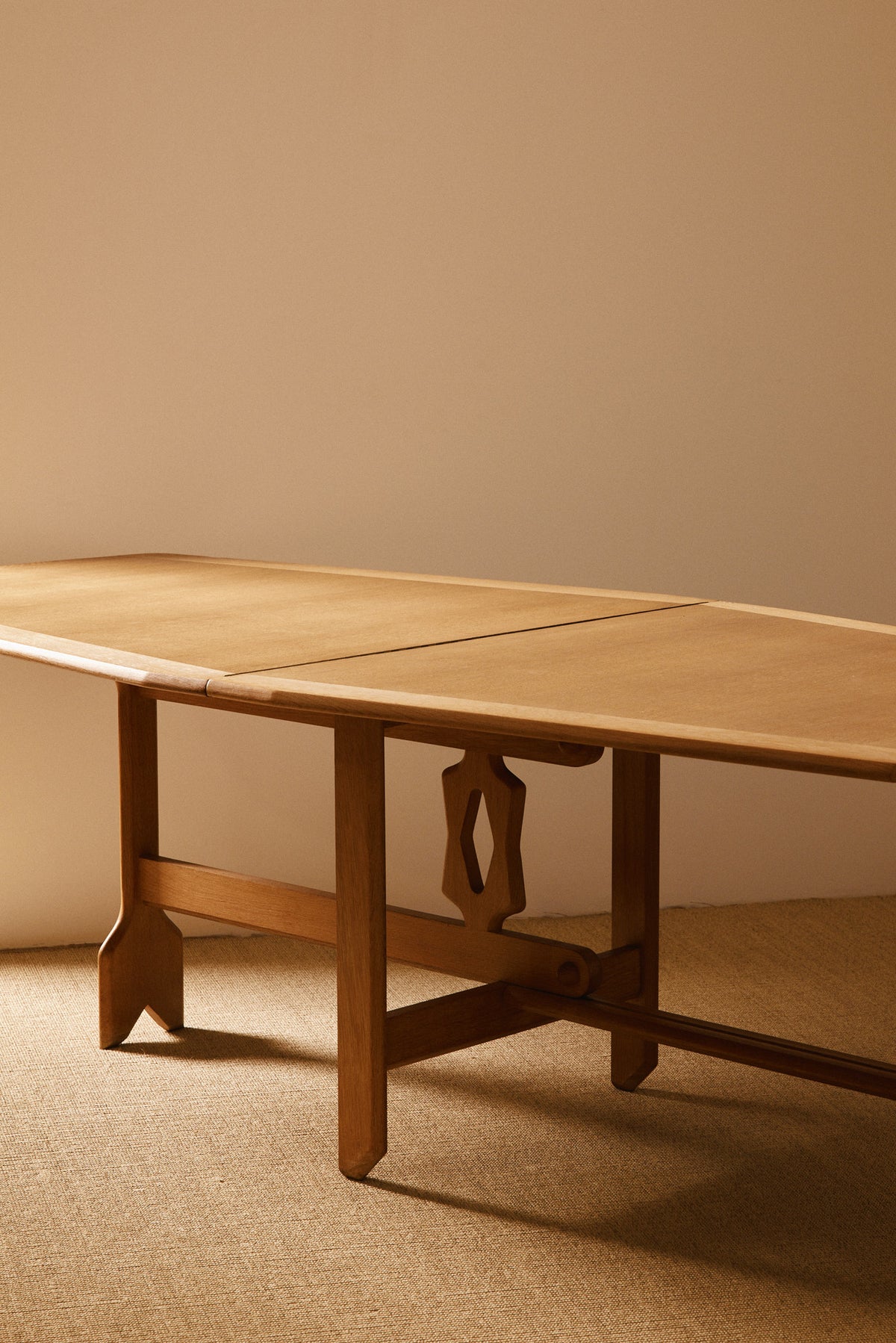 Guillerme & Chambron solid oak folding Wallet dining table, angled view of the two leaves and the center upright