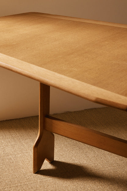 Guillerme & Chambron solid oak folding Wallet dining table, close view of the top edge and a notched leg