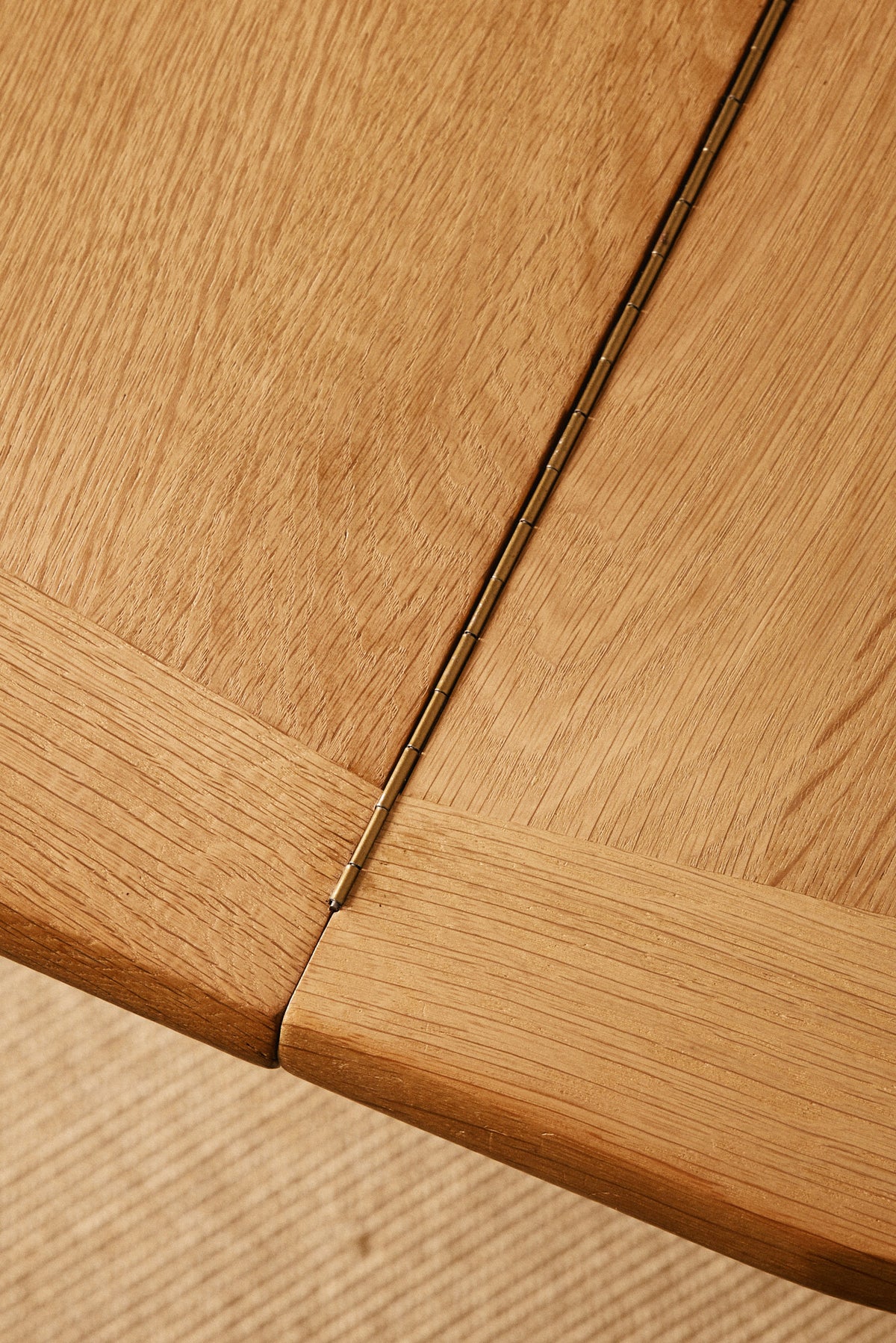 Guillerme & Chambron solid oak folding Wallet dining table, close view of the seam between the two leaves