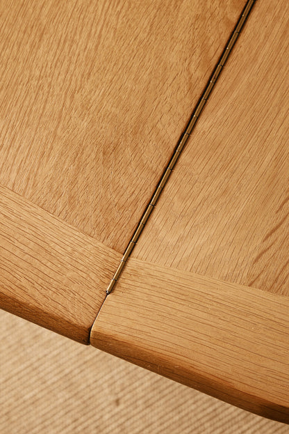 Guillerme & Chambron solid oak folding Wallet dining table, close view of the seam between the two leaves