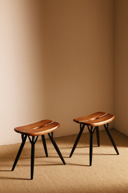 Ilmari Tapiovaara pine Pirkka stools, pair seen from the side