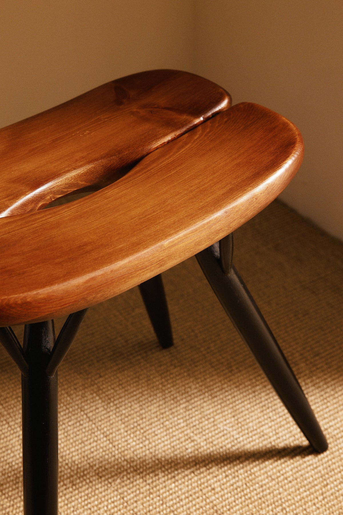 Ilmari Tapiovaara pine Pirkka stools, close view of the dished seat and its split