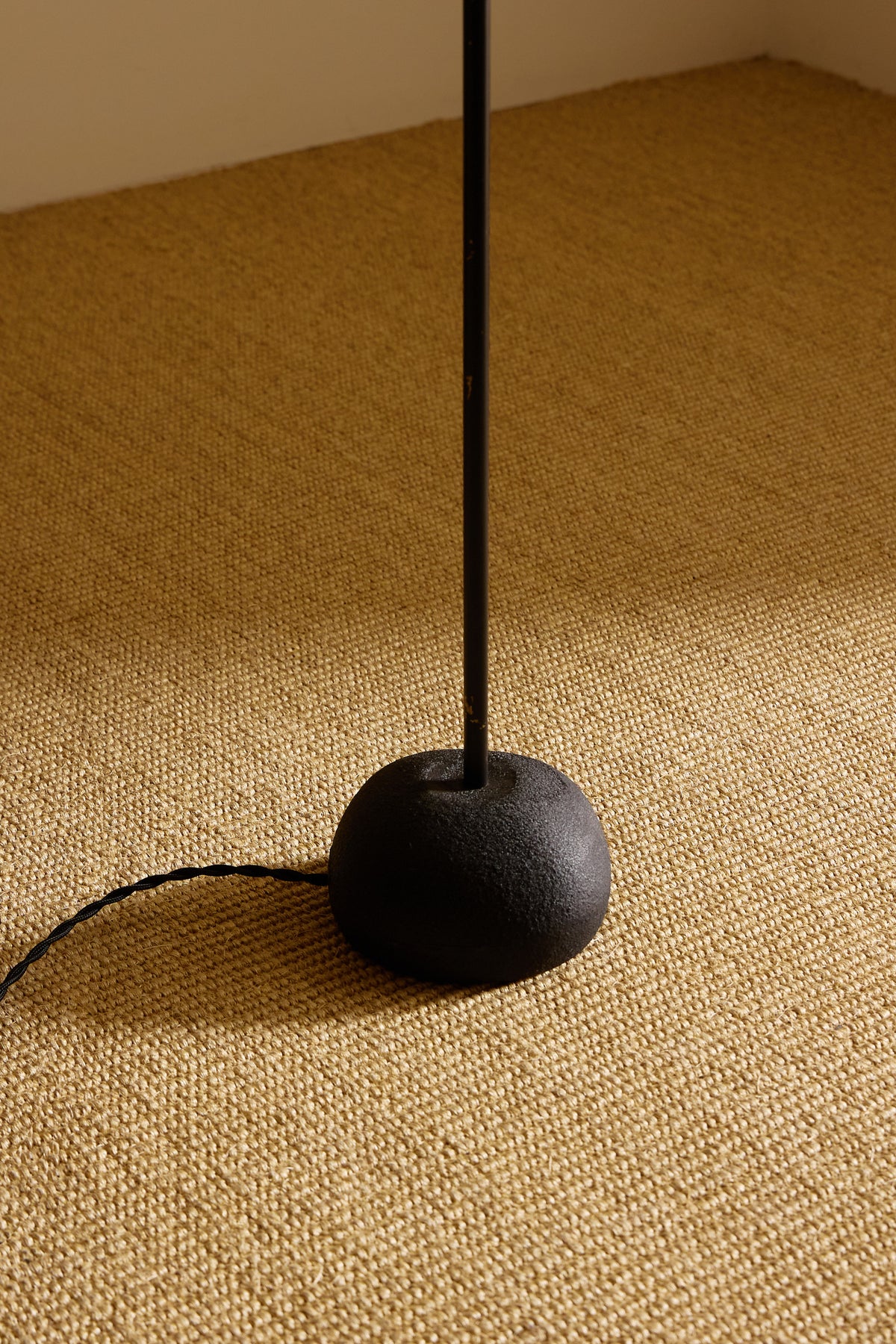 Isamu Noguchi Akari 32N floor lamp, close view of the stem and rounded base