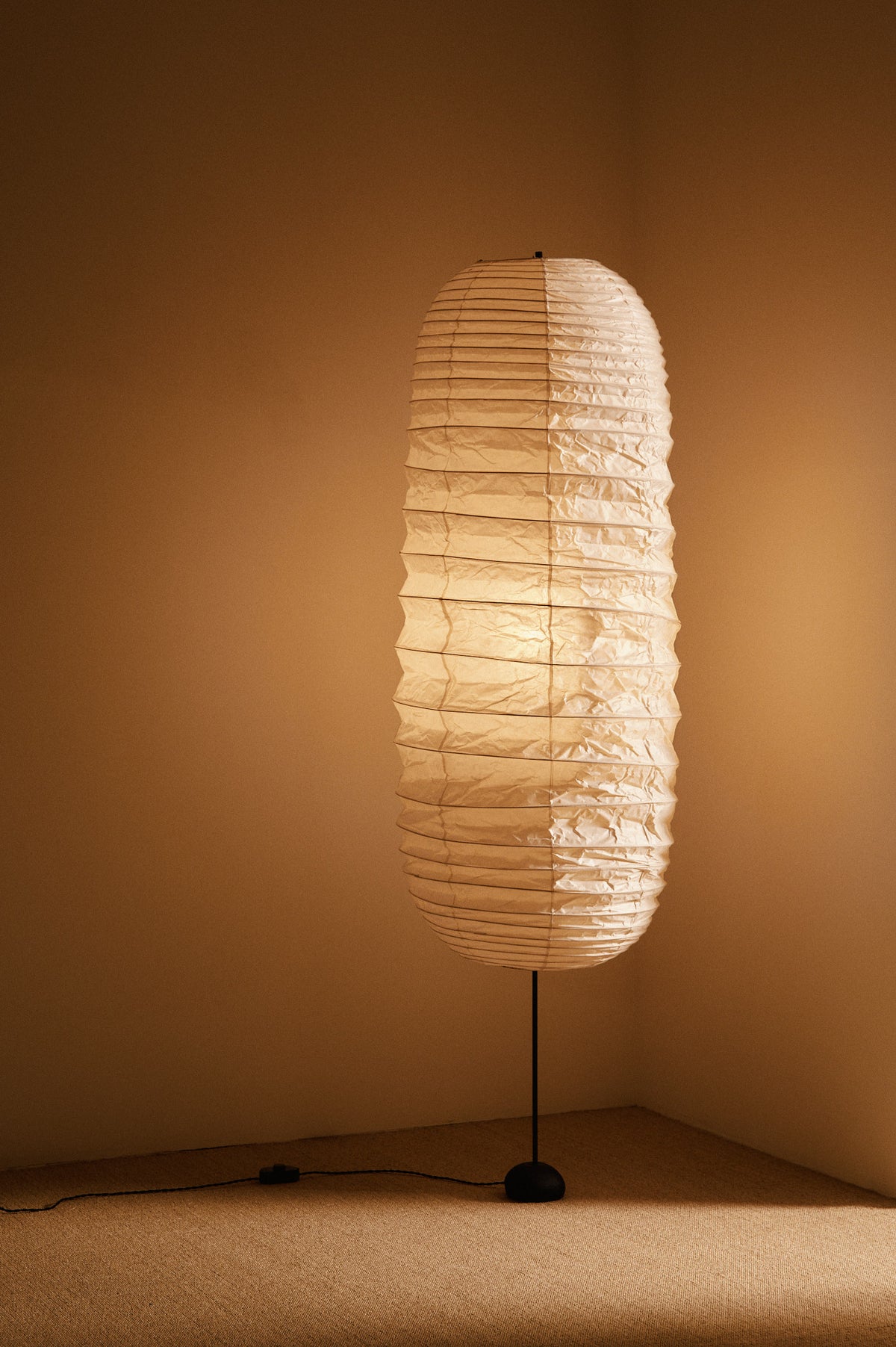 Isamu Noguchi Akari 32N floor lamp, full view in the corner of the room