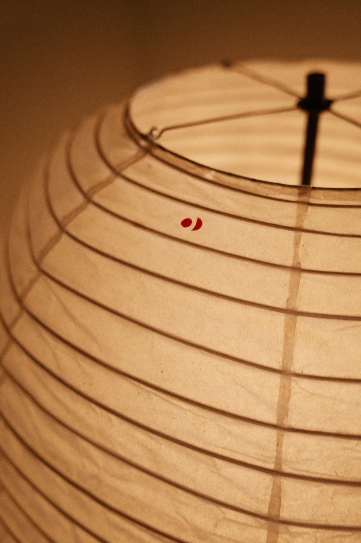 Isamu Noguchi Akari 32N floor lamp, close view of the top of the shade and stem