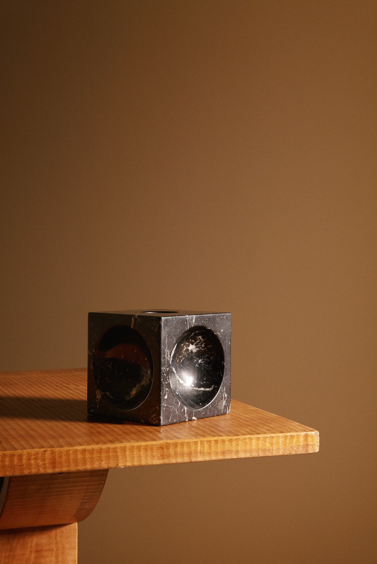 Italian black marble sculptural vase, view of the side with its round hollow