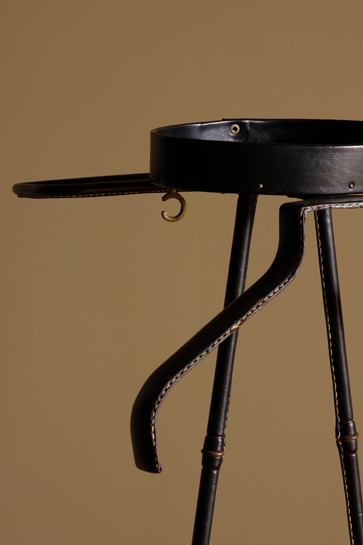 Jacques Adnet lacquered metal and leather night valet, close view of the arm, tray and hook