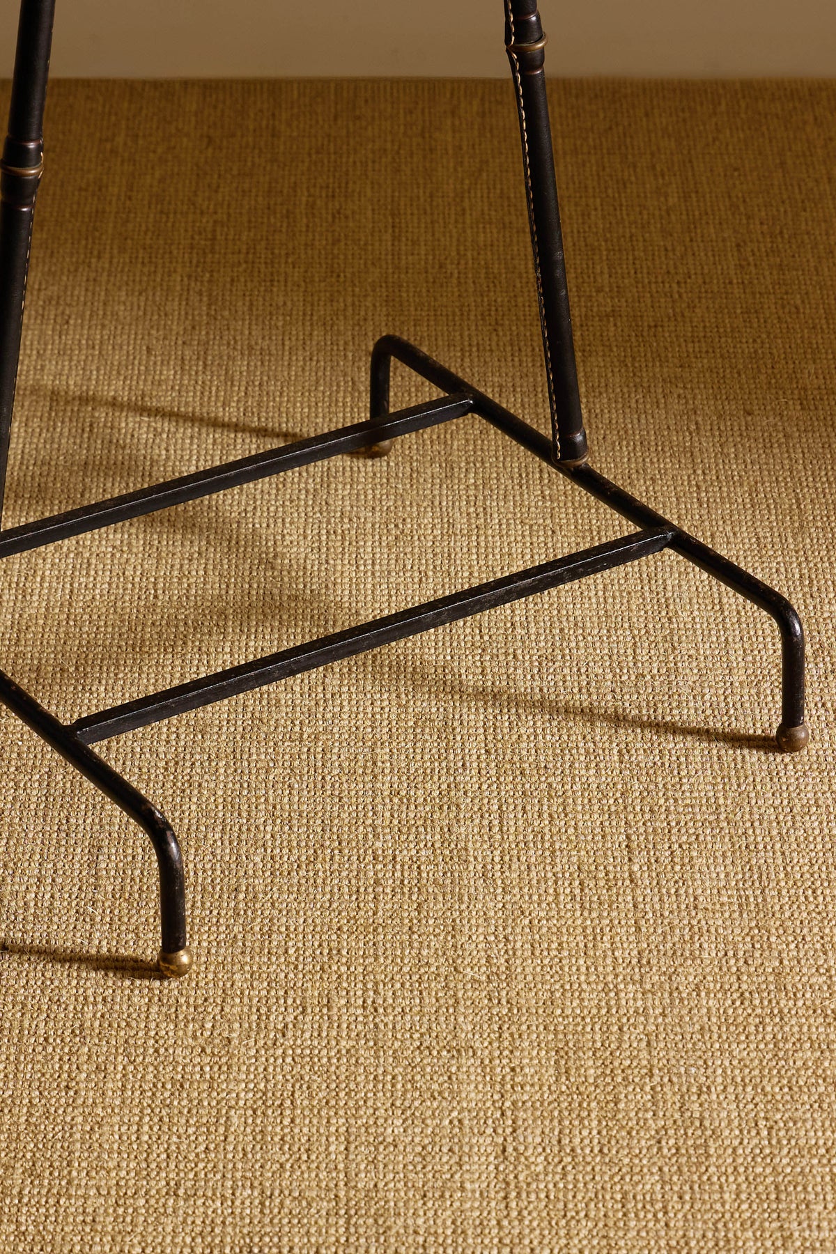 Jacques Adnet lacquered metal and leather night valet, close view of the base and brass tips