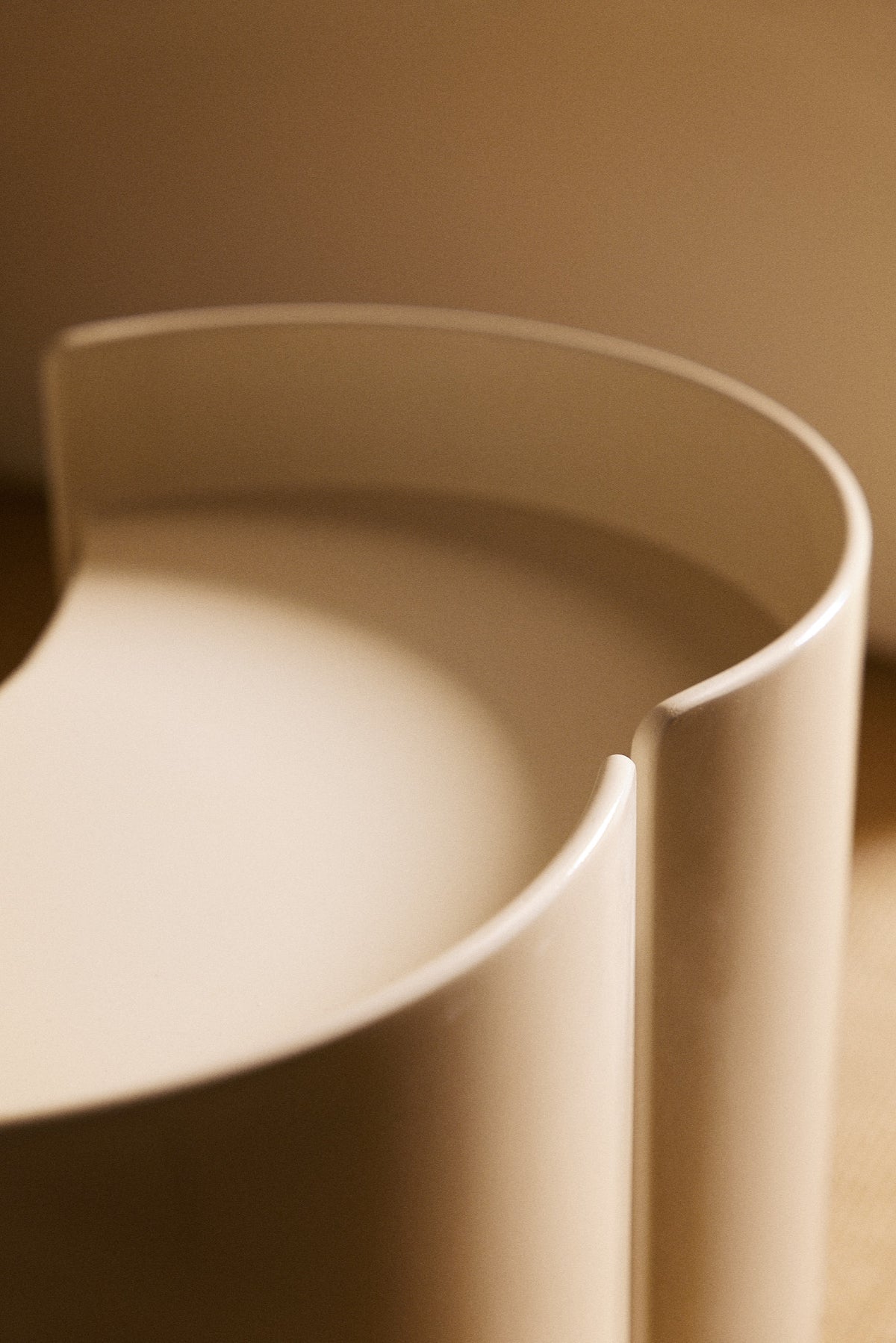 Kazuhide Takahama off white lacquered wood Gea side table, close view of the curve of the raised back edge
