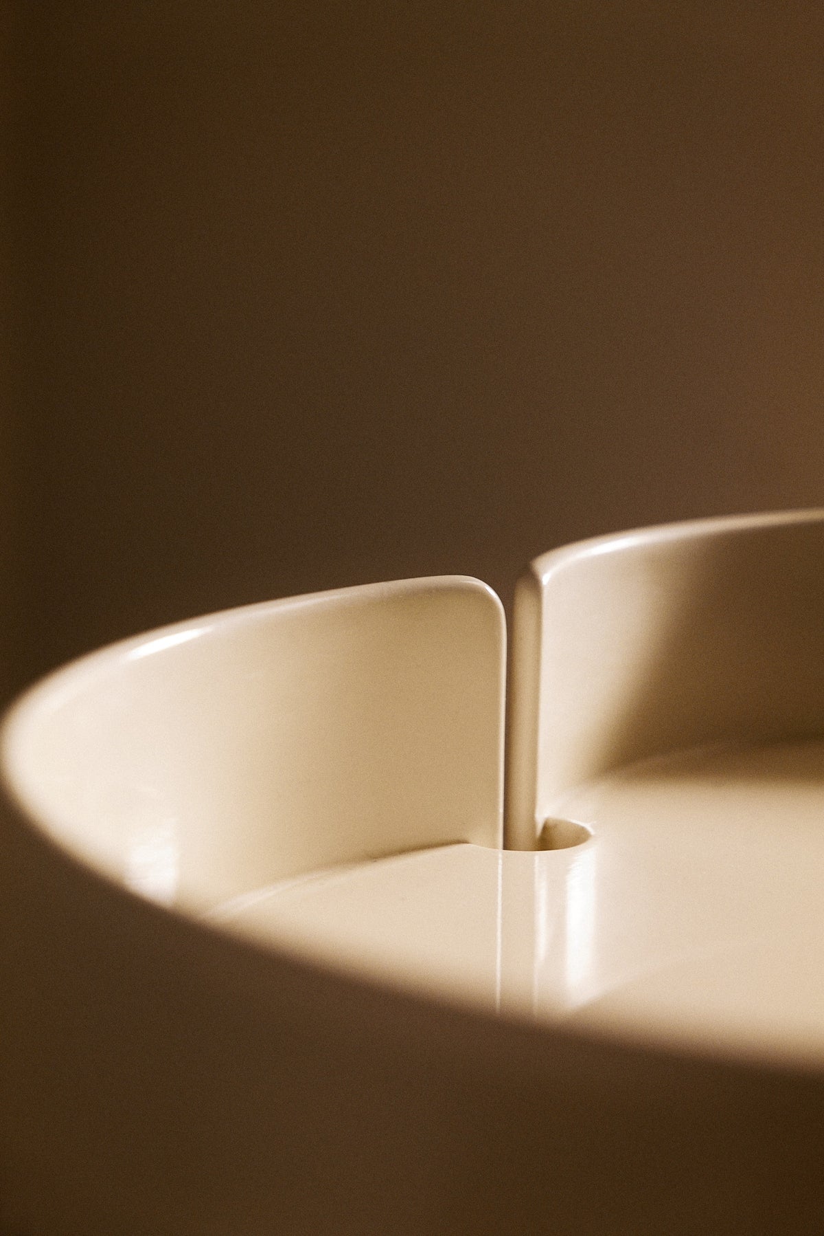 Kazuhide Takahama off white lacquered wood Gea side table, close view of the round top and the gap between the panels