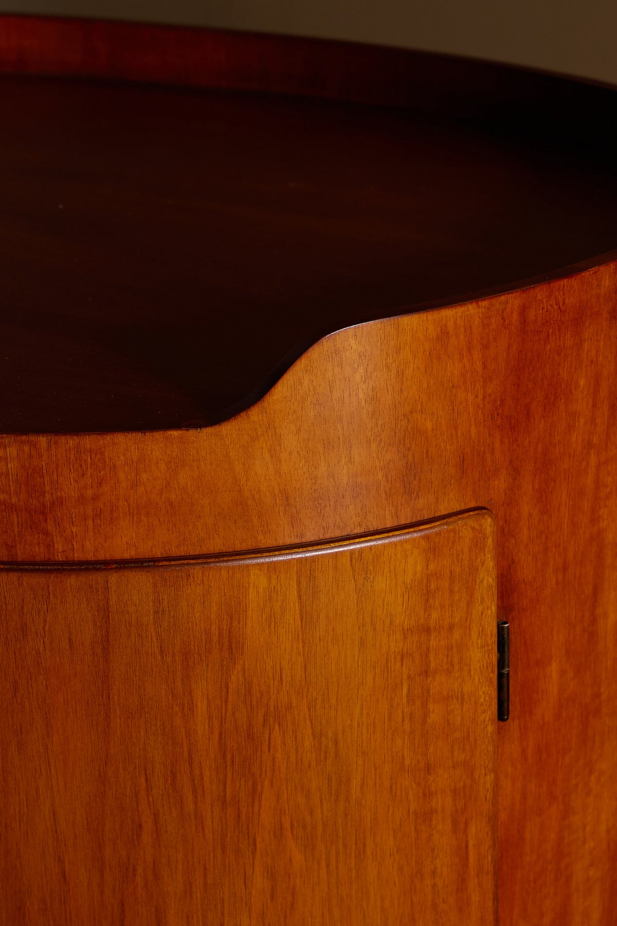 Luigi Caccia Dominioni walnut Casaccia desk, close view of the curved cupboard door and hinge