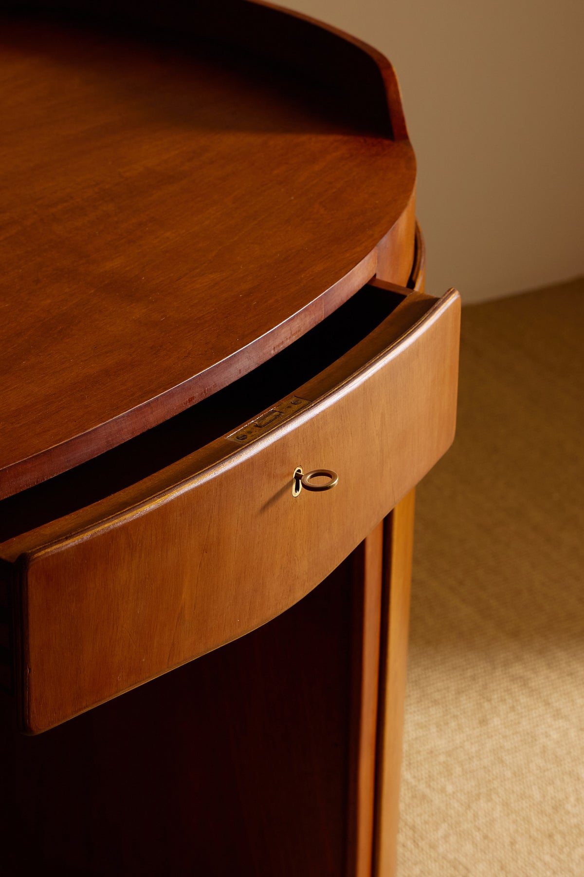 Luigi Caccia Dominioni walnut Casaccia desk, close view of the drawer front and key